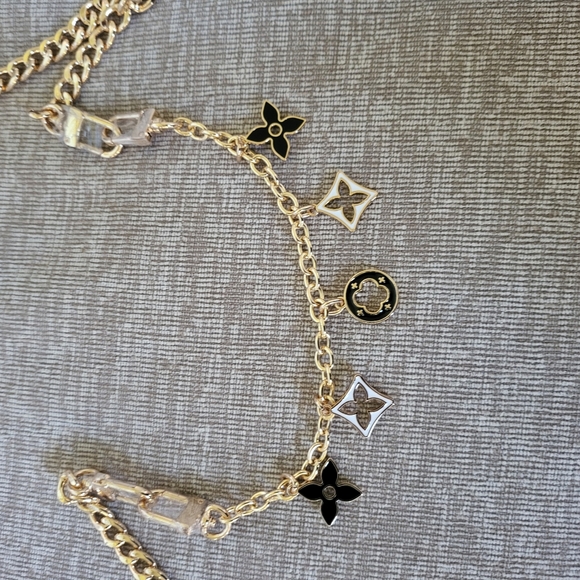 Classic Chain Design With Charms - Picture 2 of 10
